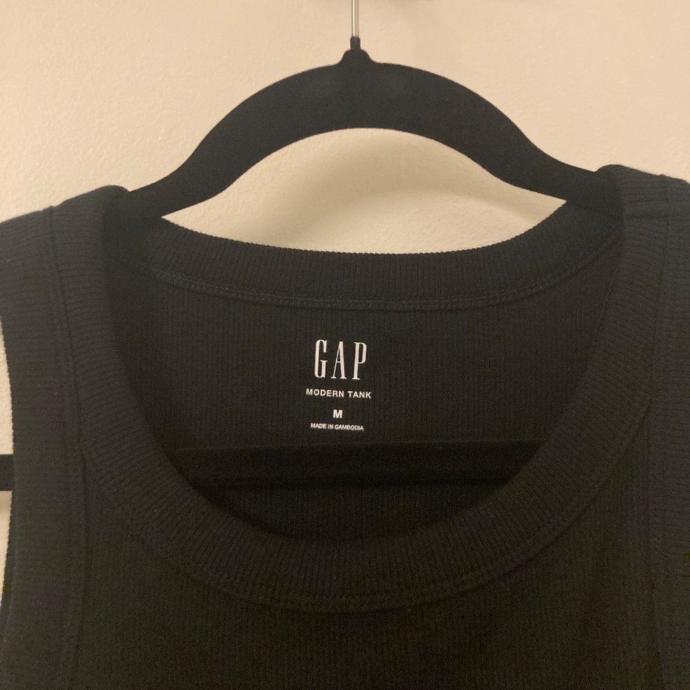 Modern Rib Cropped Halter Top - Picture 4 of 5